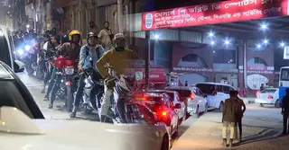 ঢাকায় ফিলিং স্টেশনগুলোয় ভিড়; সরবরাহ স্বাভাবিকের কথা বলছে সরকার